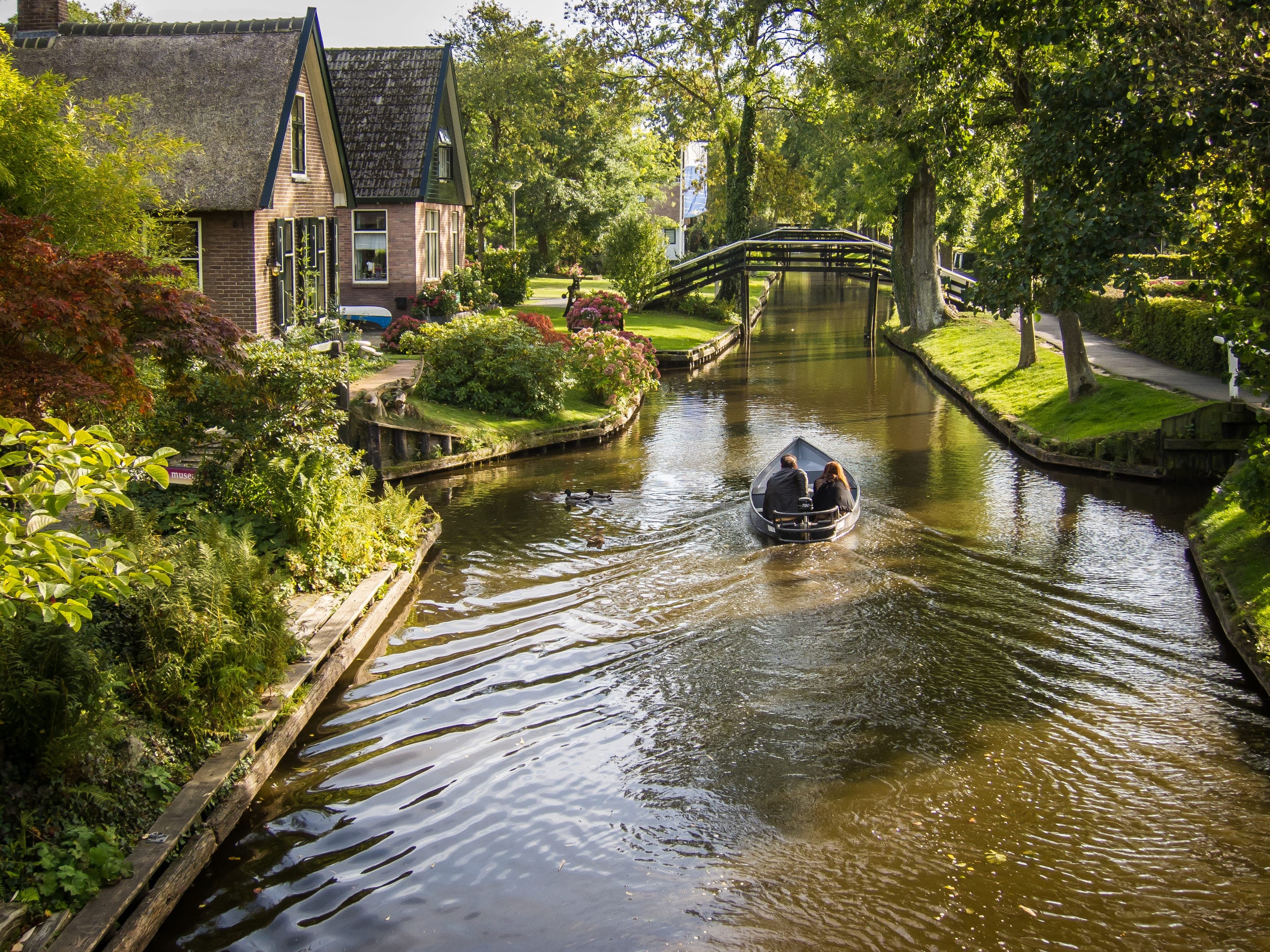 Giethoorn - Thatched cottages, whisper boats and crowd timing